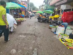 महंगाई और बदहाल सड़क से बेहाल मेदिनीनगर सब्जी मंडी, बढ़ते दामों ने बिगाड़ा रसोई का बजट