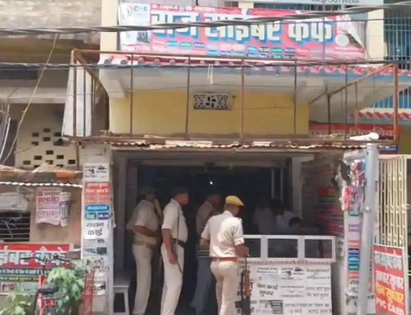 आधार कार्ड के नाम पर बड़ा खेल! बच्चों की शिकायत के बाद साइबर कैफे पर प्रशासन का ताबड़तोड़ छापा आधार कार्ड के नाम पर बड़ा खेल! बच्चों की शिकायत के बाद साइबर कैफे पर प्रशासन का ताबड़तोड़ छापा
