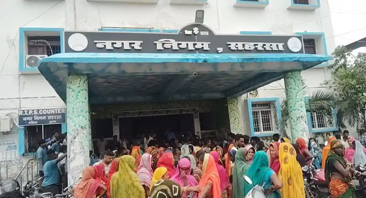 अपने अधिकारों को लेकर नगर निगम में सफाईकर्मियों ने किया धरना-प्रदर्शन