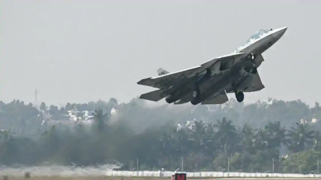 भारत को रूस का बड़ा रक्षा प्रस्ताव, Su-57 स्टील्थ फाइटर के संयुक्त उत्पादन की पेशकश, जानिए कितनी ताकतवर है पांचवीं पीढ़ी की यह स्टील्थ फाइटर जेट