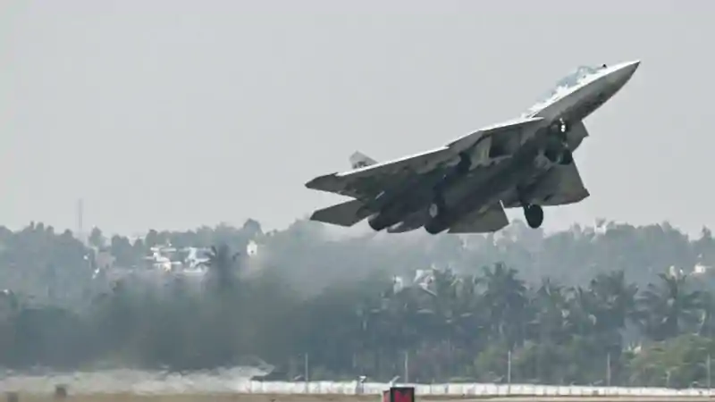 भारत को रूस का बड़ा रक्षा प्रस्ताव, Su-57 स्टील्थ फाइटर के संयुक्त उत्पादन की पेशकश, जानिए कितनी ताकतवर है पांचवीं पीढ़ी की यह स्टील्थ फाइटर जेट भारत को रूस का बड़ा रक्षा प्रस्ताव, Su-57 स्टील्थ फाइटर के संयुक्त उत्पादन की पेशकश, जानिए कितनी ताकतवर है पांचवीं पीढ़ी की यह स्टील्थ फाइटर जेट