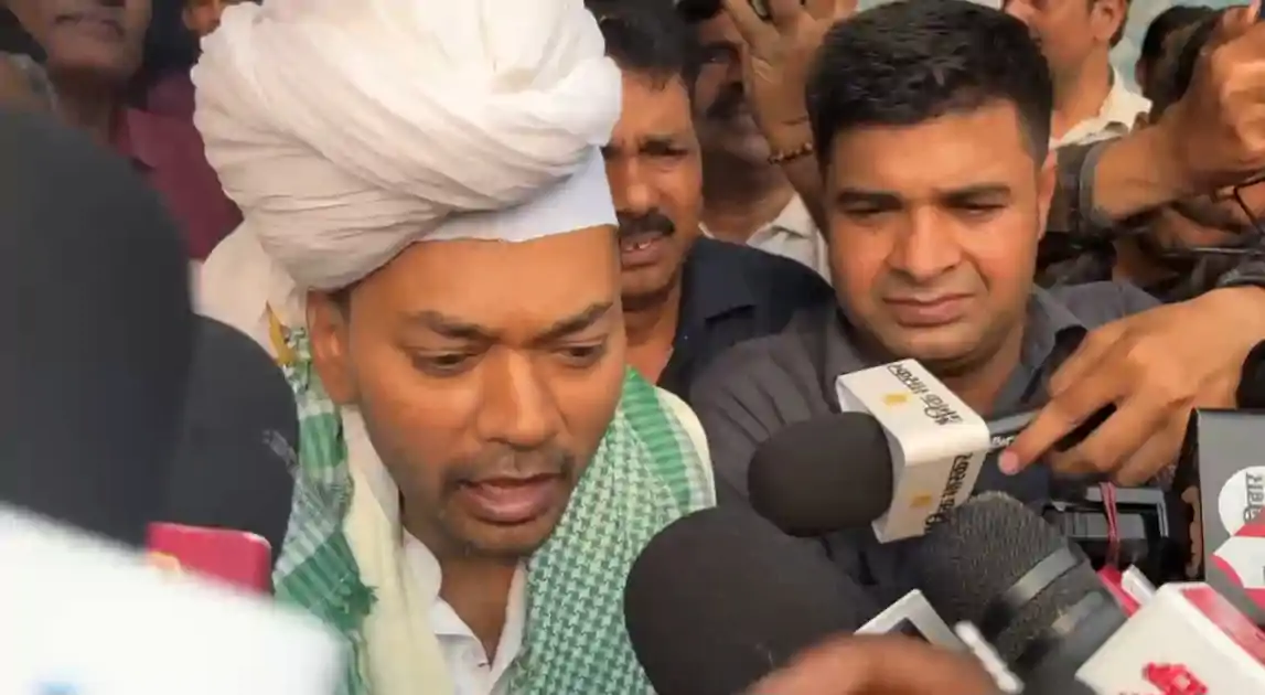 हाईकोर्ट मजार पहुंचे निशांत कुमार, बुजुर्ग महिला के पैर छूकर लिया आशीर्वाद, बोले- पिताजी की तरह सब धर्म को साथ लेकर चलेंगे