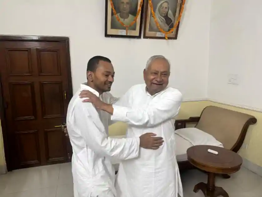 JDU का दामन थामते ही पिता के चरणों में पहुंचे निशांत, मिठाई खिलाकर बोले-आपकी यह मुस्कान, पूरे बिहार को रौशन करती है 