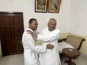 JDU का दामन थामते ही पिता के चरणों में पहुंचे निशांत, मिठाई खिलाकर बोले-आपकी यह मुस्कान, पूरे बिहार को रौशन करती है 