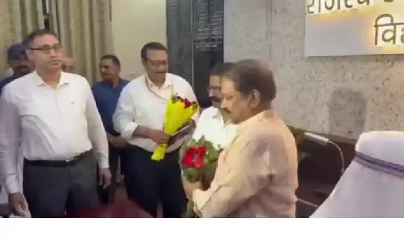 विजय सिन्हा वाले विभाग के मंत्री बनते ही एक्शन में दिलीप जायसवाल, कहा-अब शुरू होगी सफाई विजय सिन्हा वाले विभाग के मंत्री बनते ही एक्शन में दिलीप जायसवाल, कहा-अब शुरू होगी सफाई