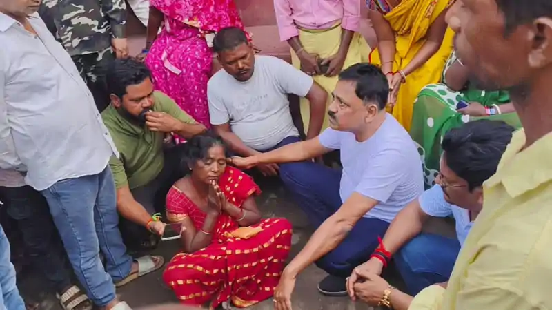 गिरिडीह ह*त्याकांड: मंत्री सुदिव्य कुमार ने पीड़ित परिवार से की मुलाकात, कार्रवाई और सहायता का दिया भरोसा गिरिडीह ह*त्याकांड: मंत्री सुदिव्य कुमार ने पीड़ित परिवार से की मुलाकात, कार्रवाई और सहायता का दिया भरोसा
