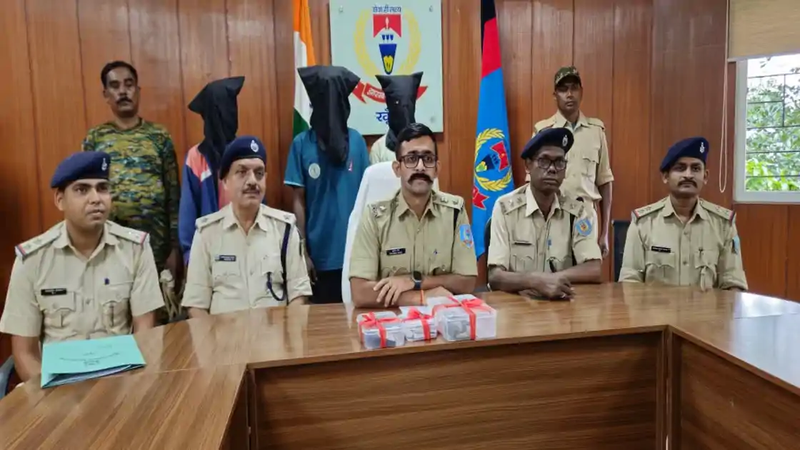 खूंटी में PLFI के तीन हार्डकोर उग्रवादी गिरफ्तार, हथियार और पर्चे बरामद