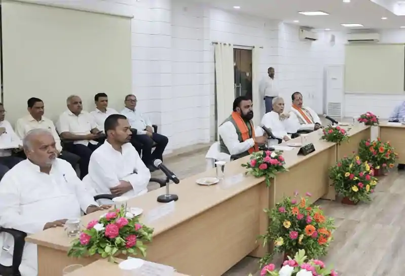 कैबिनेट विस्तार के बाद CM सम्राट की पहली बैठक, मंत्रियों को दिया ये टास्क, पूजा पाठ के साथ सीएम आवास में किया गृह प्रवेश कैबिनेट विस्तार के बाद CM सम्राट की पहली बैठक, मंत्रियों को दिया ये टास्क, पूजा पाठ के साथ सीएम आवास में किया गृह प्रवेश