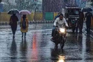 पटना में तेज हवा के साथ झमाझम बारिश, इन जिलों के लिए बड़ा अलर्ट जारी, घरों से न निकले! 