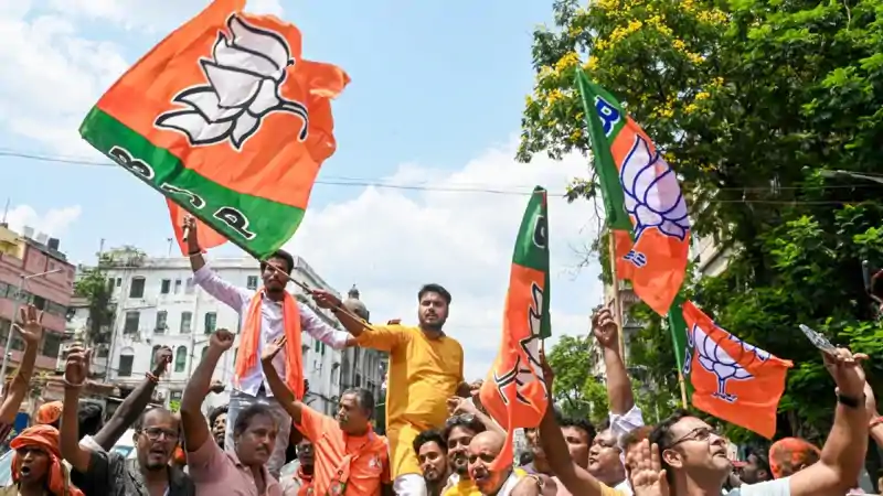 बंगाल में सत्ता परिवर्तन की तैयारी तेज, आज हो सकता है नये मुख्यमंत्री के नाम का ऐलान बंगाल में सत्ता परिवर्तन की तैयारी तेज, आज हो सकता है नये मुख्यमंत्री के नाम का ऐलान