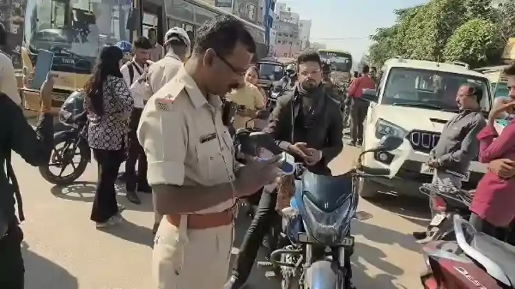 रांची में परिवहन विभाग और ट्रैफिक पुलिस ने चलाया विशेष अभियान, नाबालिग चालकों की स्कूटी जब्त