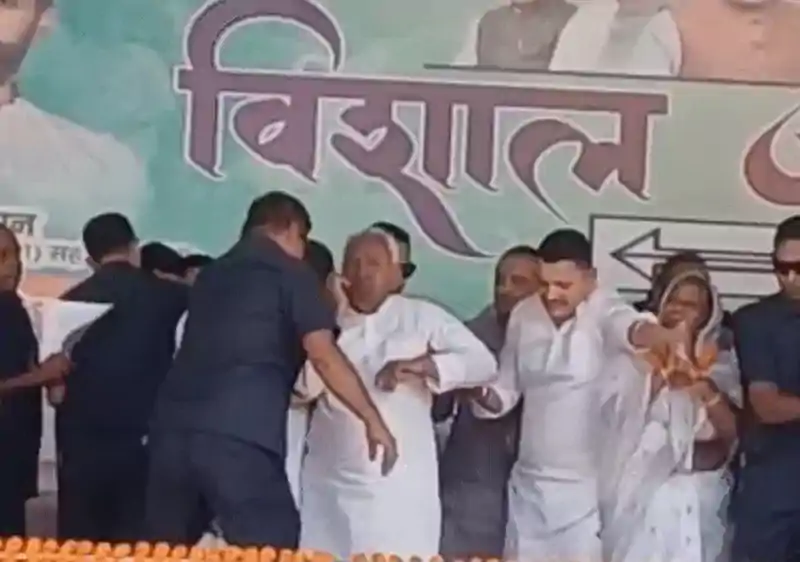 गया में जनसभा के दौरान धंसा सीएम नीतीश का मंच, सुरक्षाकर्मियों ने संभाला हालात Nitish Kumar