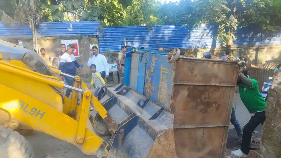 बरियातू में नगर निगम की कार्रवाई, सड़क किनारे अतिक्रमण पर चला बुलडोज़र