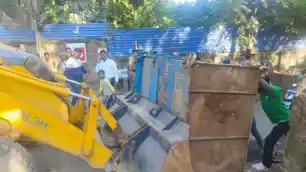 बरियातू में नगर निगम की कार्रवाई, सड़क किनारे अतिक्रमण पर चला बुलडोज़र