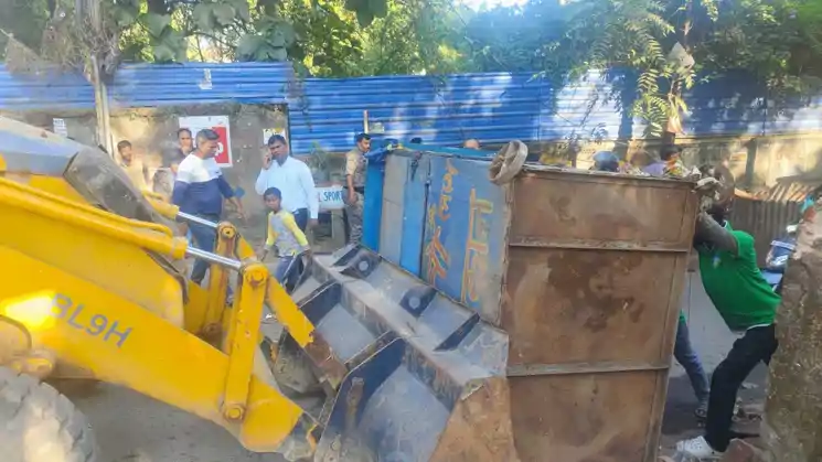 बरियातू में नगर निगम की कार्रवाई, सड़क किनारे अतिक्रमण पर चला बुलडोज़र