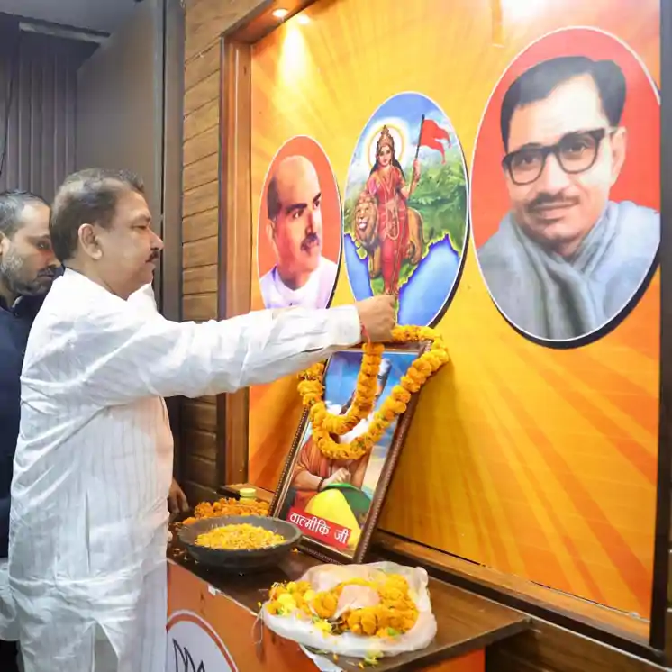 महर्षि वाल्मीकि ने अमर ग्रंथ रामायण के माध्यम से मानवता, समानता और धर्म के आदर्शों का फैलाया प्रकाश : डॉ. दिलीप जायसवाल