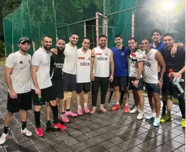 एमएस धोनी की मुंबई इंडियंस जर्सी वाली फोटो से मचा बवाल, फैंस उठा रहे सवाल - क्या बदलेंगे टीम?