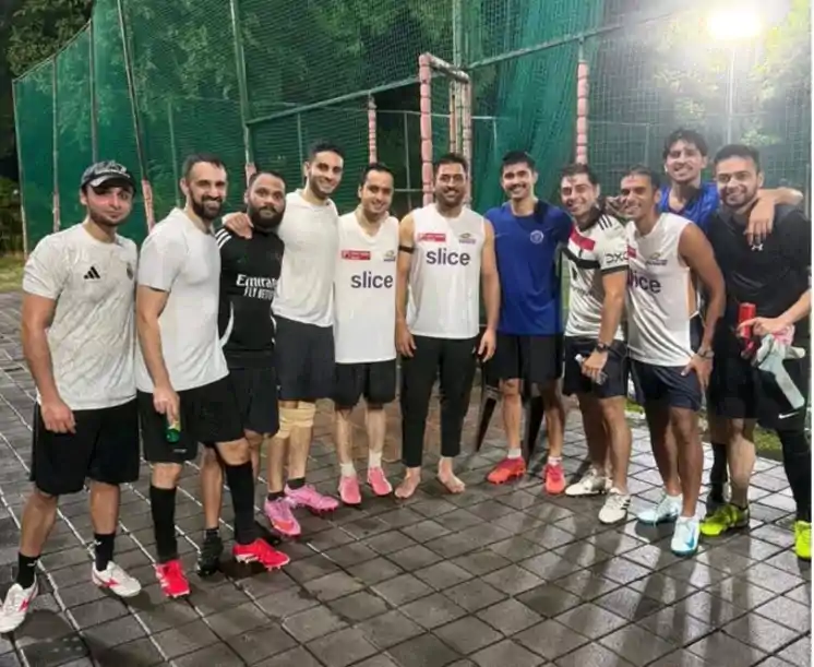 एमएस धोनी की मुंबई इंडियंस जर्सी वाली फोटो से मचा बवाल, फैंस उठा रहे सवाल - क्या बदलेंगे टीम?