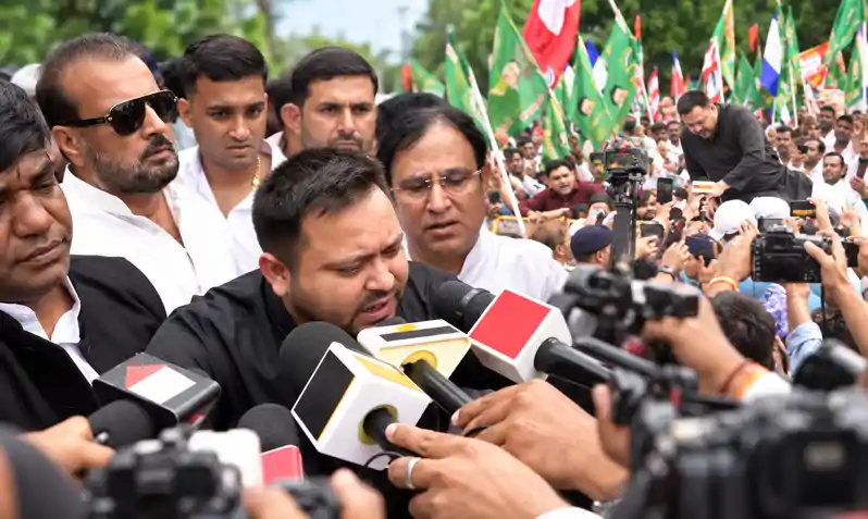 SIR और ज्ञानेश के खिलाफ पटना में विपक्ष का हल्लाबोल, तेजस्वी समेत कई नेता हिरासत में... SIR और ज्ञानेश के खिलाफ पटना में विपक्ष का हल्लाबोल, तेजस्वी समेत कई नेता हिरासत में...