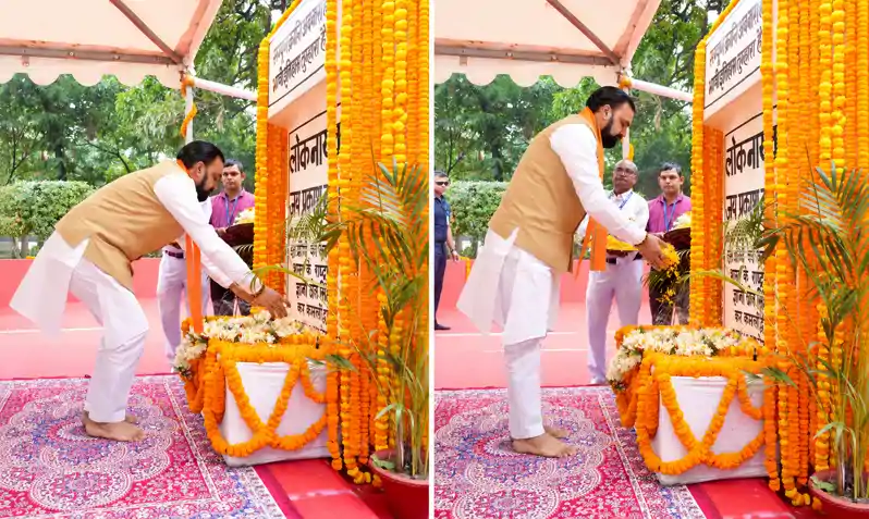 राज्यपाल व मुख्यमंत्री ने जेपी की पुण्यतिथि के अवसर पर उन्हें दी भावभीनी श्रद्धांजलि राज्यपाल व मुख्यमंत्री ने जेपी की पुण्यतिथि के अवसर पर उन्हें दी भावभीनी श्रद्धांजलि