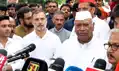 खड़गे ने दिया लंच, राहुल संग धरने के लिए राजघाट पहुंचे विपक्षी सांसद, बोले- बापू ने आजादी दिलायी, छीन रही BJP