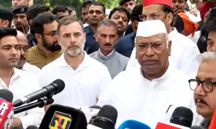 खड़गे ने दिया लंच, राहुल संग धरने के लिए राजघाट पहुंचे विपक्षी सांसद, बोले- बापू ने आजादी दिलायी, छीन रही BJP