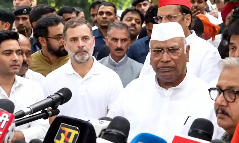 खड़गे ने दिया लंच, राहुल संग धरने के लिए राजघाट पहुंचे विपक्षी सांसद, बोले- बापू ने आजादी दिलायी, छीन रही BJP खड़गे ने दिया लंच, राहुल संग धरने के लिए राजघाट पहुंचे विपक्षी सांसद, बोले- बापू ने आजादी दिलायी, छीन रही BJP