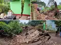 जमीन फटी और कई घर धराशाई, एक बच्चे की मौत, कई लोग दबे
