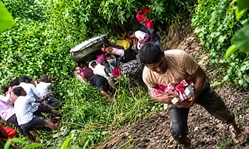 शराब लदी कार सड़क किनारे गड्ढे में पलटी, बोतलों को लूट ले गए लोग, वायरल हुआ वीडियो