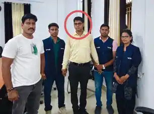 पटना में रिश्वत लेते दारोगा गिरफ्तार, मरीन ड्राइव पर निगरानी ने रंगेहाथ दबोचा पटना में रिश्वत लेते दारोगा गिरफ्तार, मरीन ड्राइव पर निगरानी ने रंगेहाथ दबोचा