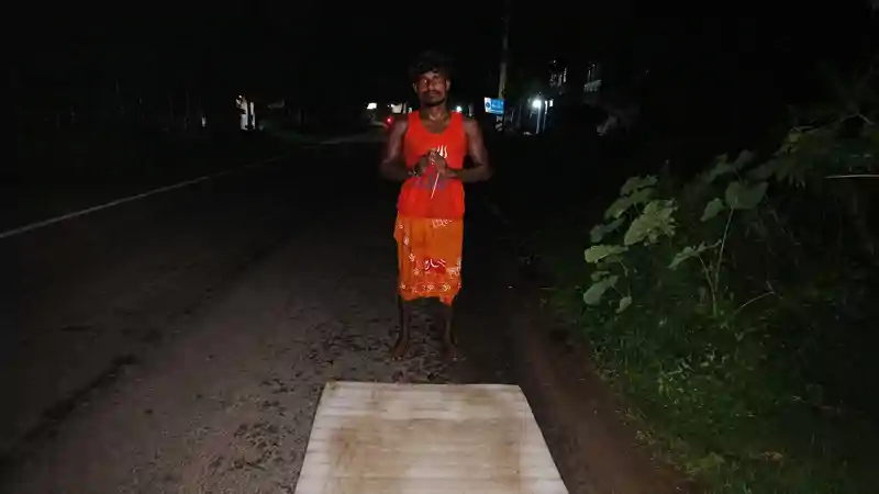 शांति की कामना लेकर दंड देते निकले दलाबड़ के प्रसेनजीत, जगह-जगह हुआ स्वागत शांति की कामना लेकर दंड देते निकले दलाबड़ के प्रसेनजीत, जगह-जगह हुआ स्वागत