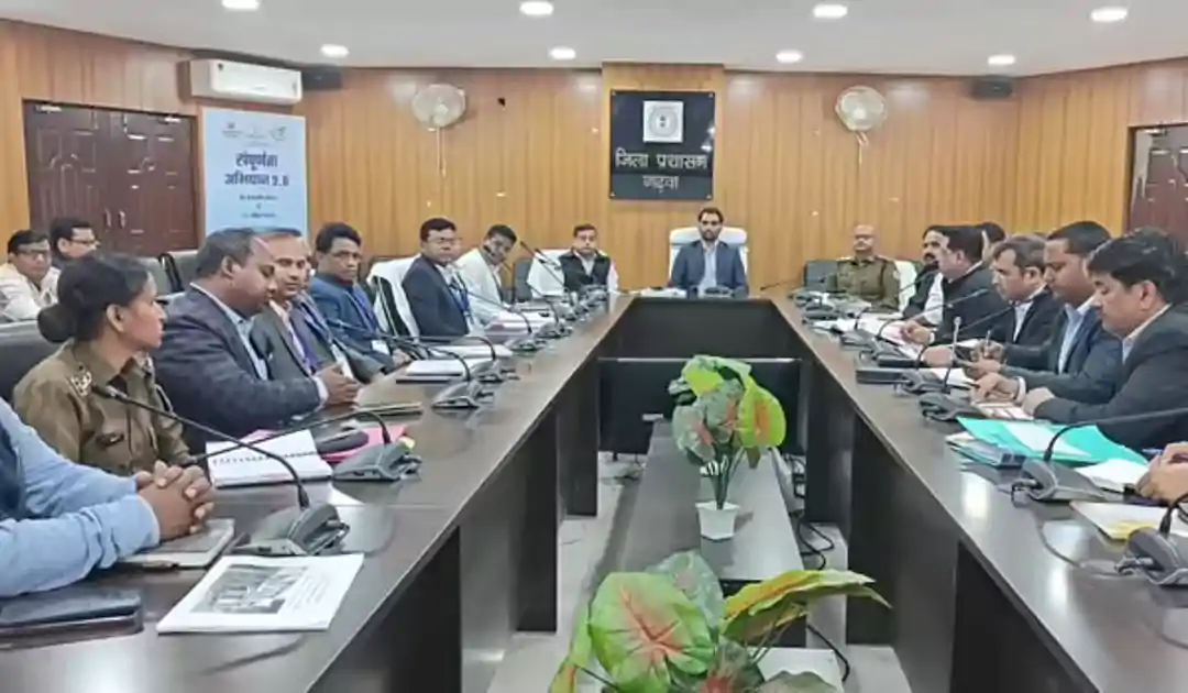 गढ़वा में नगरपालिका चुनाव 2026 की तैयारियों पर प्रेक्षकों की पैनी नजर, 50 वार्डों के लिए 89 मतदान केंद्र तय