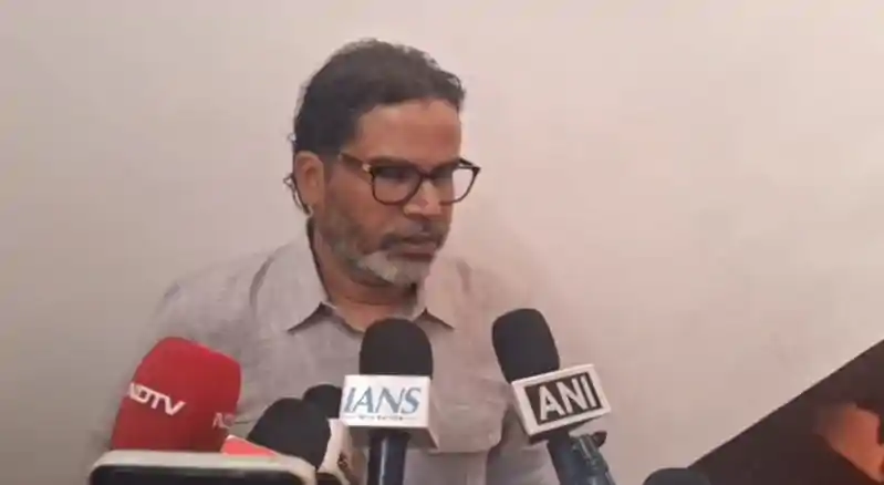 PK बिहार नवनिर्माण यात्रा के तहत दूसरे दिन बेतिया पहुंचे, बोले – बिहार की जनता को देखना है कि अभी दो महीने पहले ही आपसे लोक- लुभावन वादे कर वोट लिया गया है और 2 महीने में ही अपराध और भ्रष्टाचार चरम पर है Prasant kisor