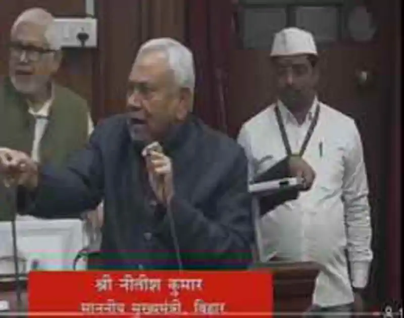 राबड़ी देवी की ओर इशारा कर बोले CM नीतीश— “ये क्या जानती हैं, सिर्फ हल्ला करना आता है” Nitish Kumar