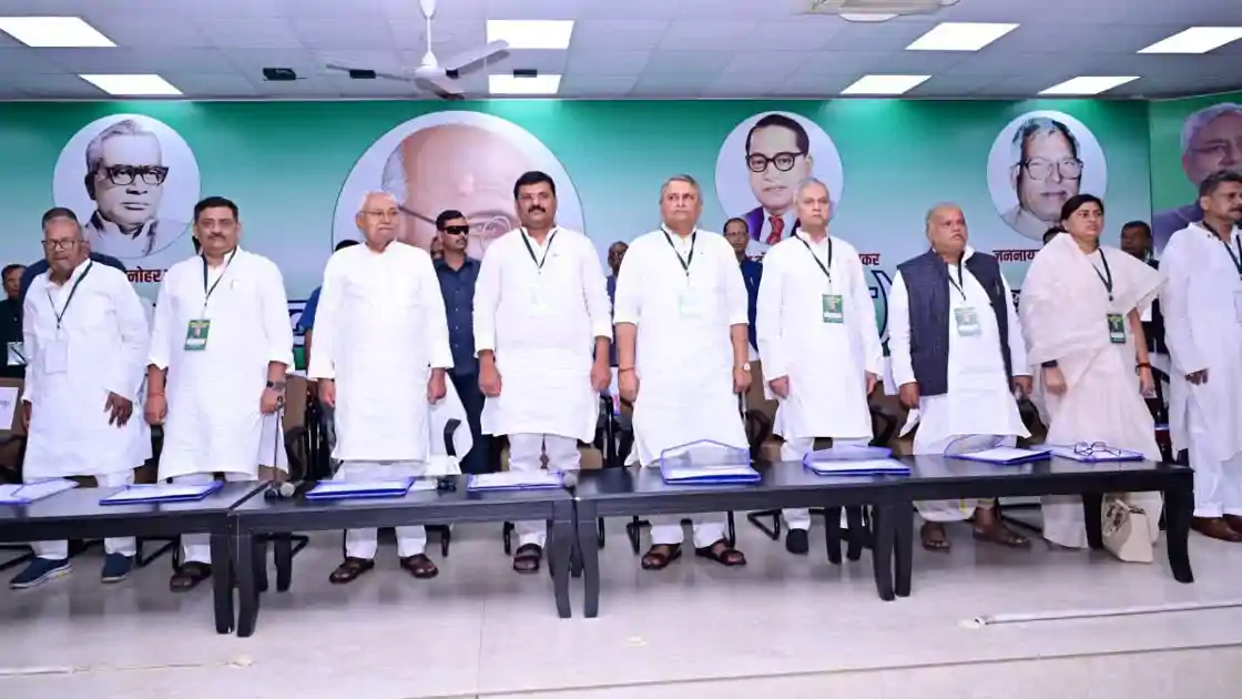 JDU का बड़ा फैसला: चुनाव में गद्दारी करने वाले 12 नेता बाहर, 6 वर्षों के लिए निष्कासित