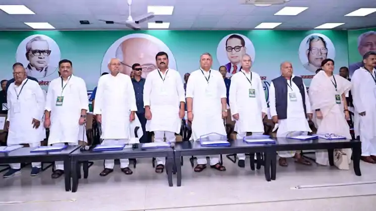 JDU का बड़ा फैसला: चुनाव में गद्दारी करने वाले 12 नेता बाहर, 6 वर्षों के लिए निष्कासित