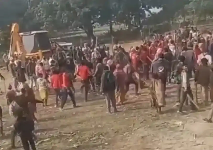अतिक्रमण हटाने पहुंची पुलिस टीम पर हमला, उग्र ग्रामीणों ने सरकारी गाड़ी किया क्षतिग्रस्त