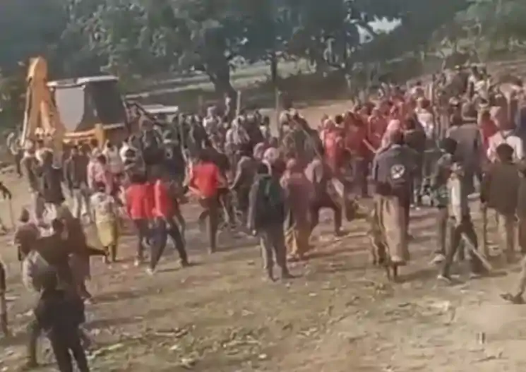 अतिक्रमण हटाने पहुंची पुलिस टीम पर हमला, उग्र ग्रामीणों ने सरकारी गाड़ी किया क्षतिग्रस्त