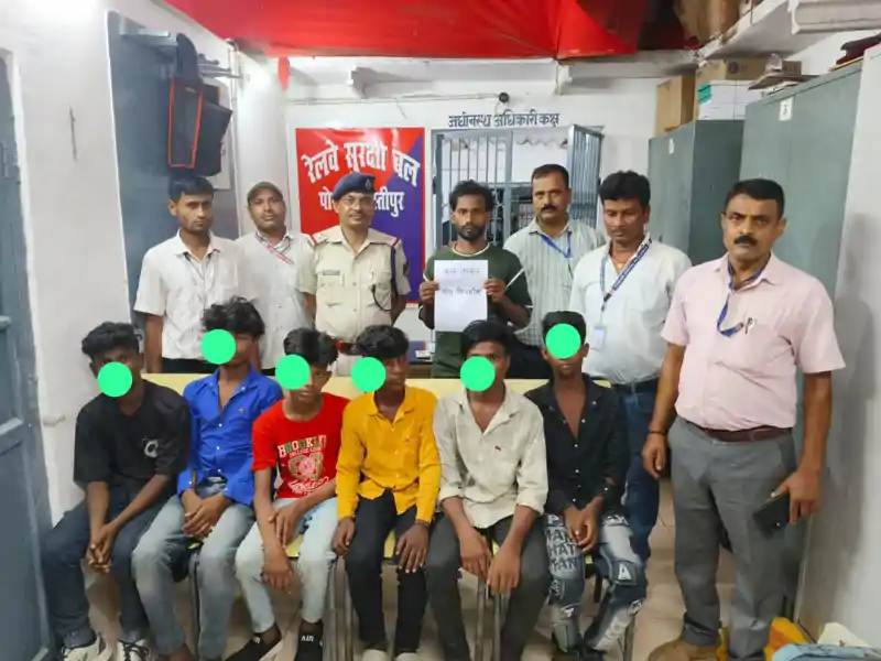 बाल तस्करी पर कडा प्रहार, स्टेशन से मुक्त कराये गये बच्चे, तस्कर गिरफ्तार बाल तस्करी पर कडा प्रहार, स्टेशन से मुक्त कराये गये बच्चे, तस्कर गिरफ्तार