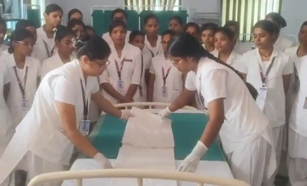 जीएनएम कॉलेज में बेड मेकिंग का व्यावहारिक प्रशिक्षण, सिखाए गए संक्रमण नियंत्रण व देखभाल के गुर