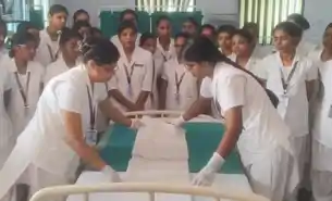 जीएनएम कॉलेज में बेड मेकिंग का व्यावहारिक प्रशिक्षण, सिखाए गए संक्रमण नियंत्रण व देखभाल के गुर