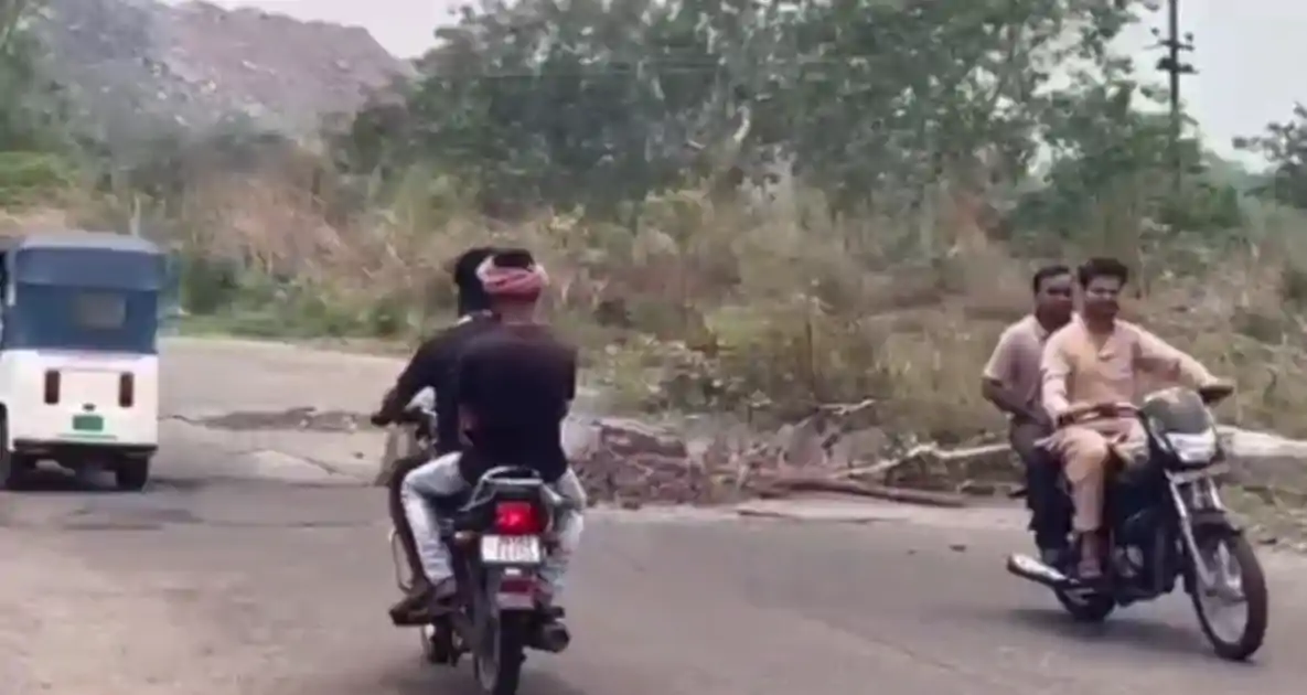 44 करोड़ की सड़क पर संकट, झरिया–सिंदरी मुख्य मार्ग में दरारें, धंसने का बढ़ा खतरा