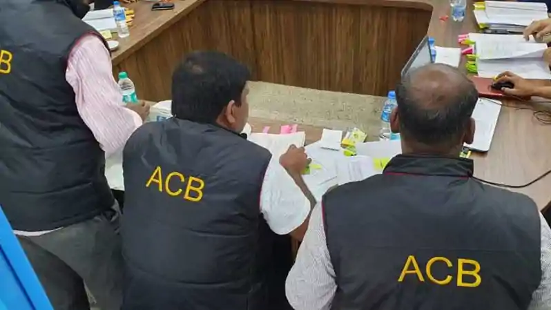 रांची ACB की देर रात बड़ी कार्रवाई: सचिव सचिदानंद वर्मा समेत तीन हिरासत में, पूछताछ जारी रांची ACB की देर रात बड़ी कार्रवाई: सचिव सचिदानंद वर्मा समेत तीन हिरासत में, पूछताछ जारी