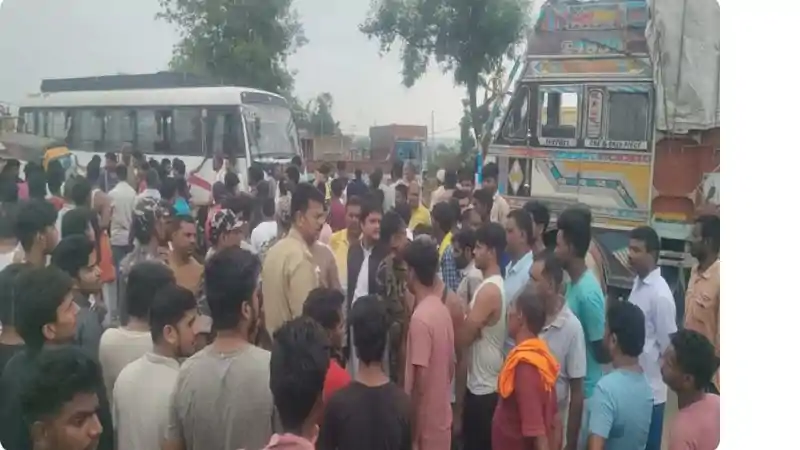 पलामू: ग्रामीणों और प्रशासन के बीच झड़प, पुलिसकर्मी घायल, SDM-SDPO मौके पर तैनात पलामू: ग्रामीणों और प्रशासन के बीच झड़प, पुलिसकर्मी घायल, SDM-SDPO मौके पर तैनात