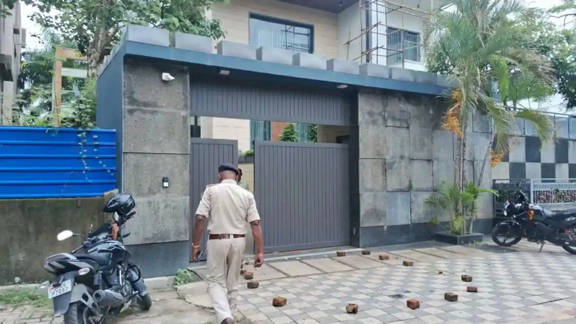  चर्चित बिल्डर निशित केशरी के घर चोरी की कोशिश, फायरिंग में बॉडीगार्ड घायल