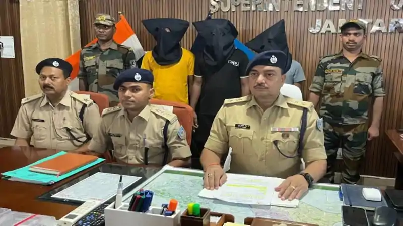 जंगल में बैठकर चला रहे थे ऑनलाइन ठगी का नेटवर्क, पुलिस ने तीन अपराधियों को किया गिरफ्तार