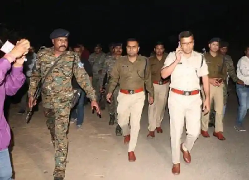 धनबाद : पुलिस और अपराधियों की मुठभेड़ में प्रिंस खान गिरोह का शूटर ढेर, एक पुलिस अधिकारी घायल धनबाद : पुलिस और अपराधियों की मुठभेड़ में प्रिंस खान गिरोह का शूटर ढेर, एक पुलिस अधिकारी घायल