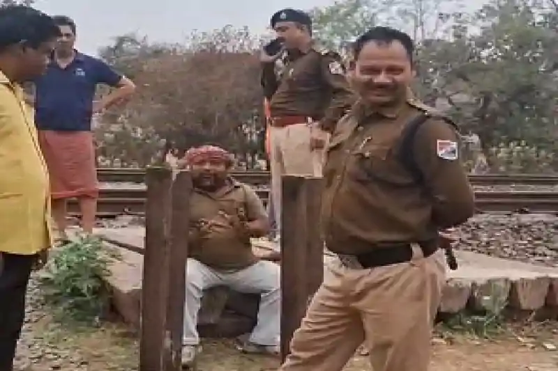नई दिल्ली-हावड़ा रेल लाइन पर भीषण हादसा, कानगोई निवासी अधेड़ की ट्रेन से कटकर मौ*त नई दिल्ली-हावड़ा रेल लाइन पर भीषण हादसा, कानगोई निवासी अधेड़ की ट्रेन से कटकर मौ*त