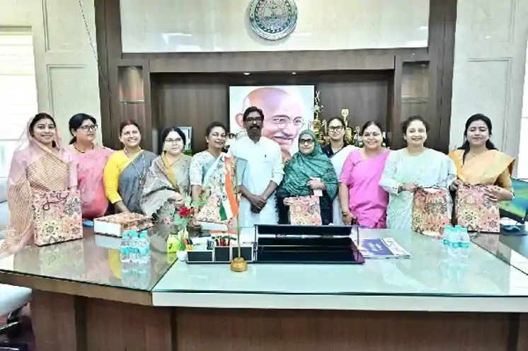 महिला दिवस पर विधानसभा की महिला विधायकों ने CM हेमंत से की मुलाकात, महिला सशक्तिकरण पर हुई चर्चा