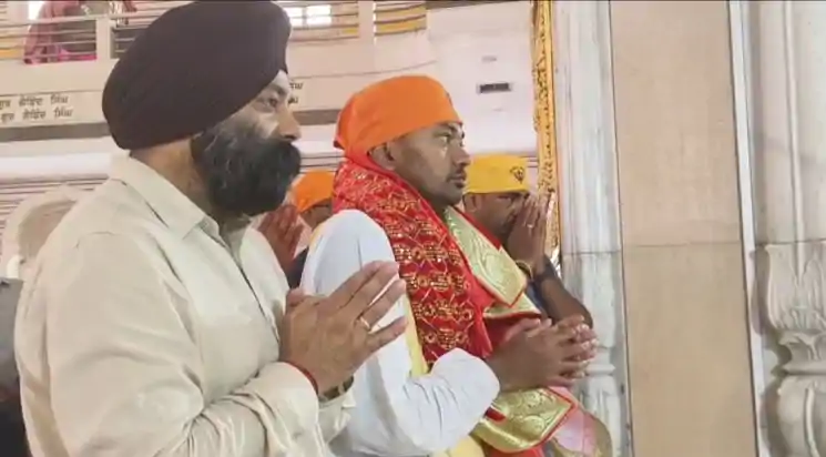 JDU जॉइन करने के बाद एक्टिव हुए निशांत कुमार, गुरुद्वारा में टेका मत्था, मां की प्रतिमा पर माल्यार्पण कर हुए भावुक